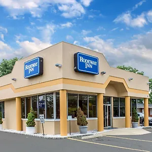 Rodeway Macarthur Airport Inn