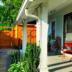 Peaceful Private Cottage, Walk To Park & 5 Mins To Downtown Guest house